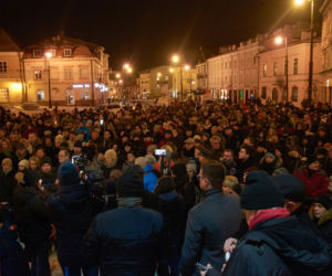 Lublin solidarny z Gdańskiem. Setki osób przed ratuszem
