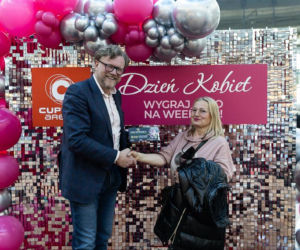 Zgarnęła nowiutkie auto na weekend! Tak Lubin świętował Dzień Kobiet. A wystawa Kolorowe Samochody trwa dalej!