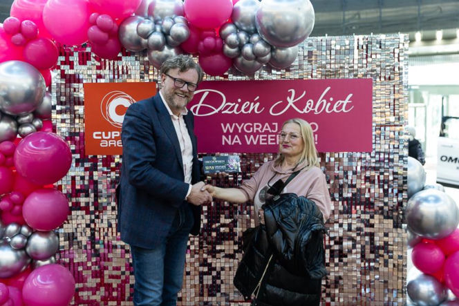 Zgarnęła nowiutkie auto na weekend! Tak Lubin świętował Dzień Kobiet. A wystawa "Kolorowe Samochody" trwa dalej!