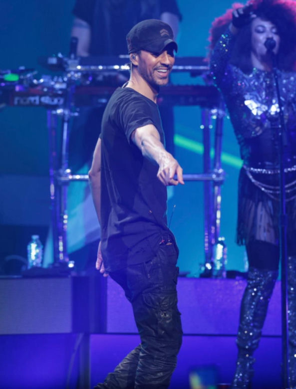 Enrique Iglesias kończy karierę! Zobacz jak się zmieniał!