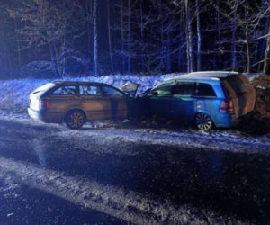 Aż 7 osób w szpitalu, w tym 4 dzieci! Czołowe zderzenie aut pod Płockiem