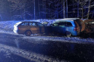 Aż 7 osób w szpitalu, w tym 4 dzieci! Czołowe zderzenie aut pod Płockiem