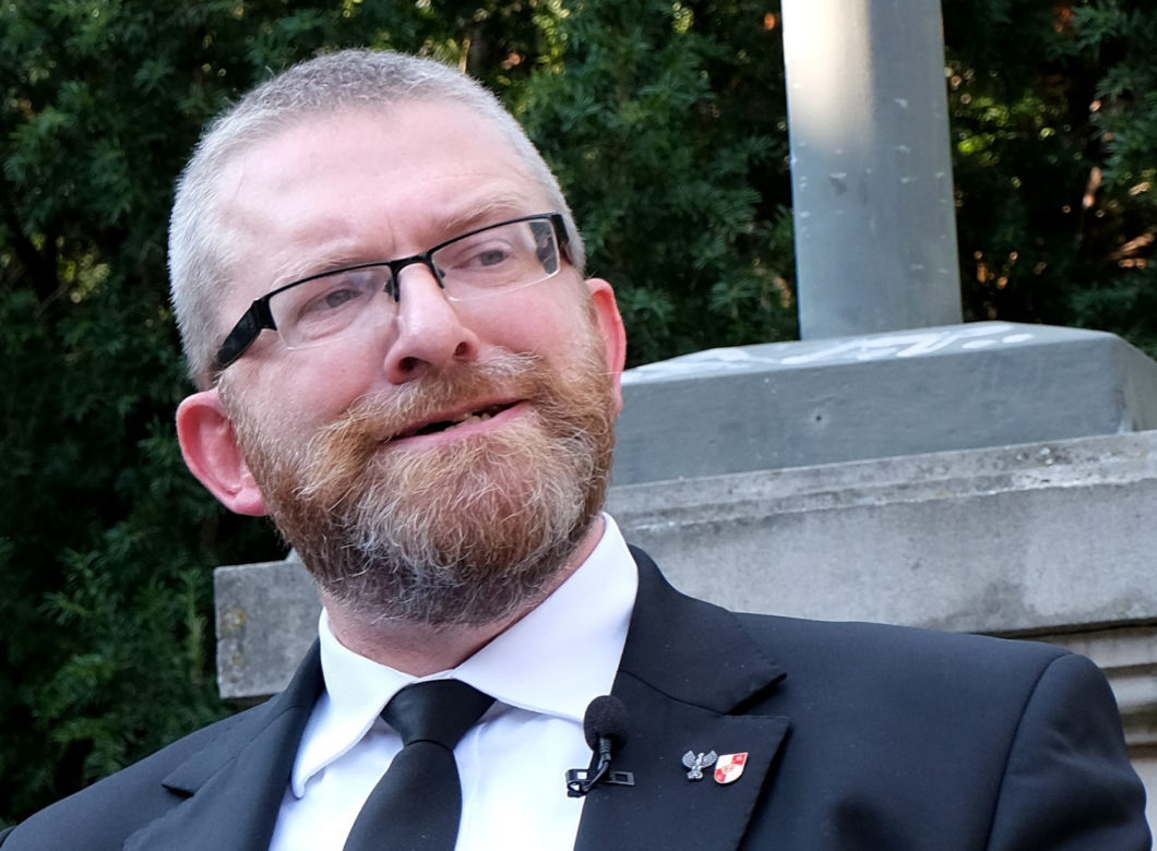 Grzegorz Braun pozuje do zdjęcia
