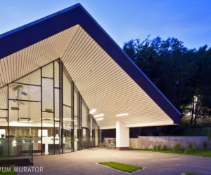 Dzięki konstrukcji dużego dachu pozbawionego ciągów poprzecznych architekci otrzymali jeszcze lepszy widok z wnętrz Hotelu Poziom 511w Ogrodzieńcu.