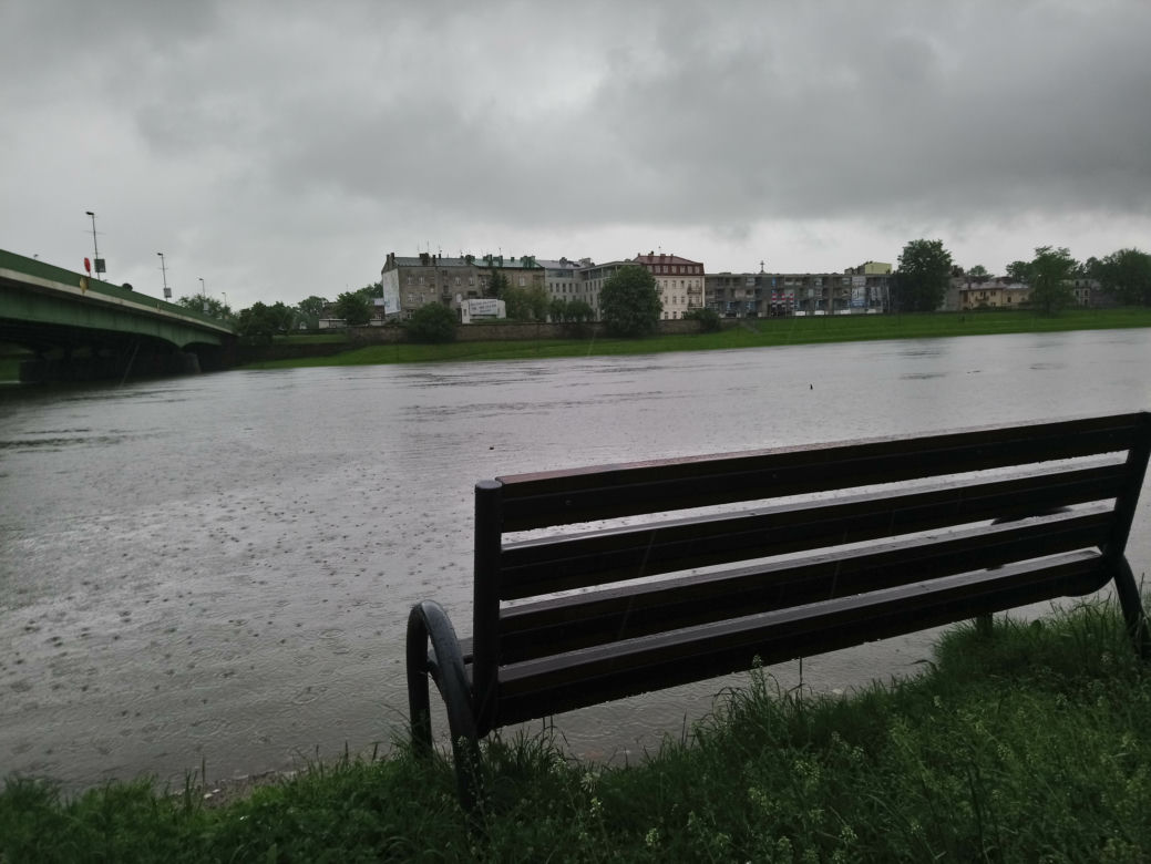 Ulewy w Krakowie 23.05.2019: Wylała Wisła, zalane są bulwary