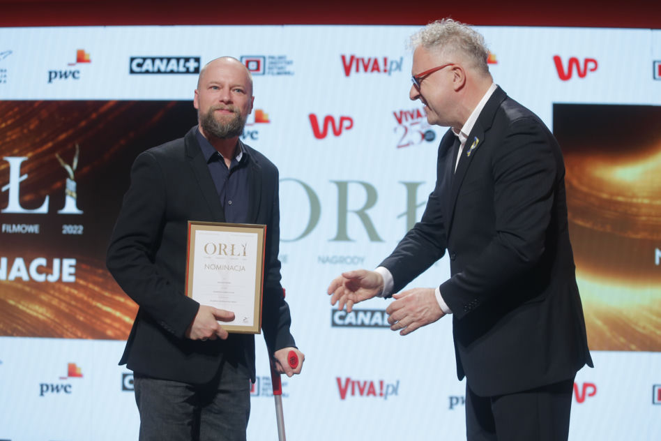 Maciej Stuhr pojawił się na spotkaniu z nominowanymi do Orłów 2022 o kulach