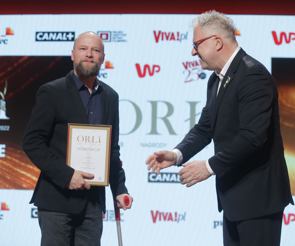 Maciej Stuhr pojawił się na spotkaniu z nominowanymi do Orłów 2022 o kulach