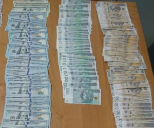 Kurier przyjechał po przesyłkę. Okradł kobietę na 85 tysięcy złotych [ZDJĘCIA, WIDEO]