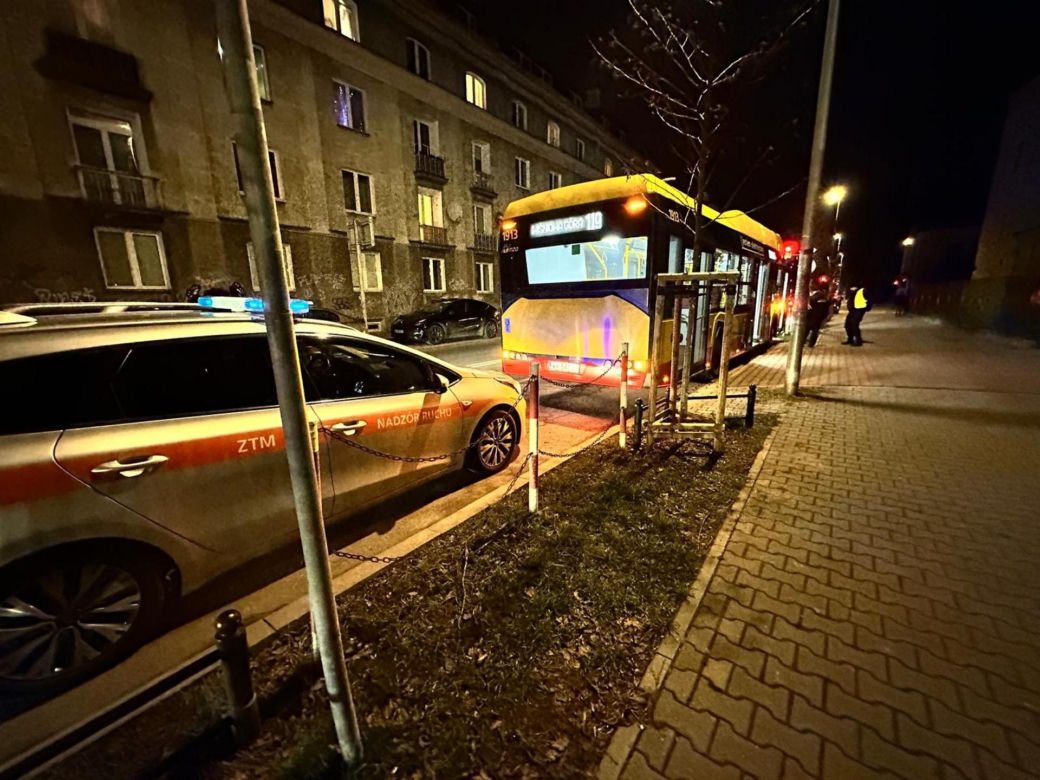 Nieznany sprawca ostrzelał autobus miejski. Celował w kierowcę: „oddał trzy strzały”. Dramatyczny opis