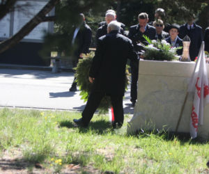 Jarosław Kaczyński na cmentarzu nie był sam. Pewna kobieta nie odstępowała go na krok
