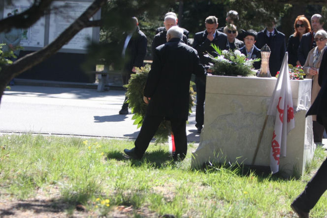 Jarosław Kaczyński na cmentarzu nie był sam. Pewna kobieta nie odstępowała go na krok