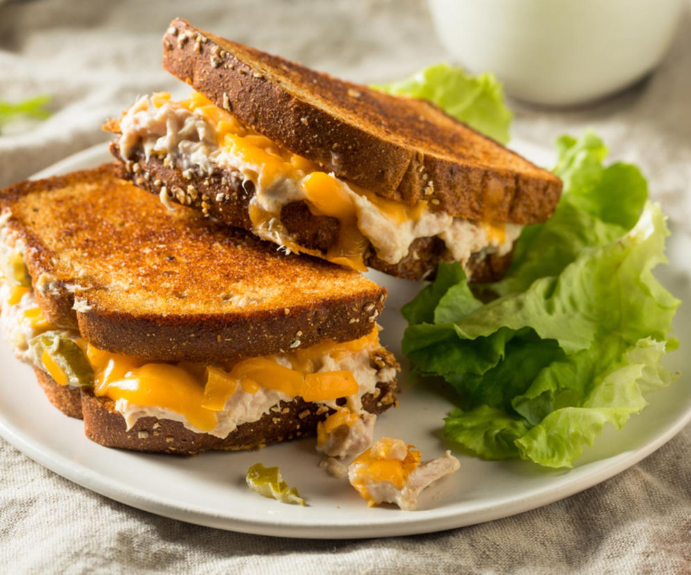 Zwykła kanapka? Nie tym razem! Poznaj kultowy amerykański tuna melt