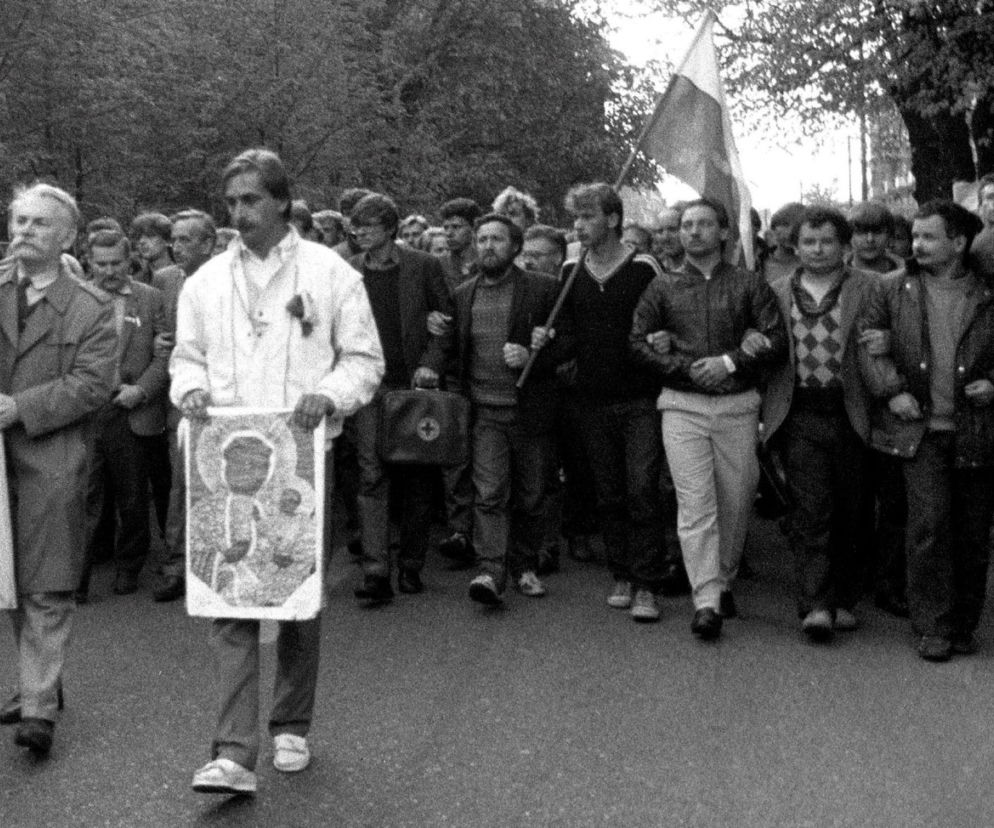   Szedł z Wałęsą ramię w ramię, ale tablicy nie chce