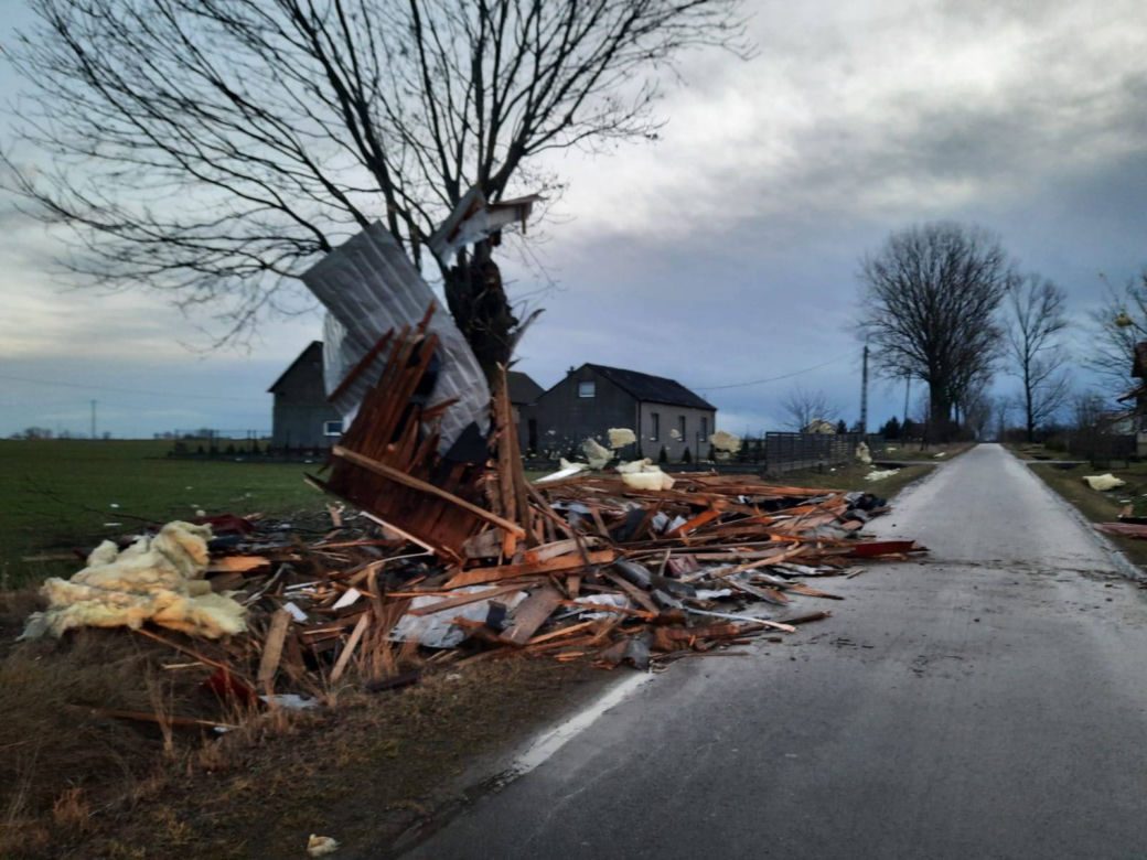 Duże zniszczenia po trąbie powietrznej, sześcioro rannych. Łódzkie liczy straty po wichurze