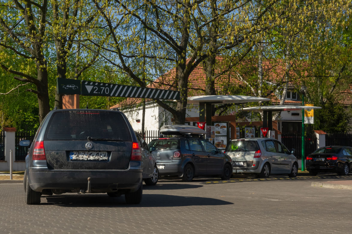 Gigantyczne kolejki samochodów pod McDonald's. Chcesz zjeść? Musisz odstać swoje