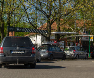Gigantyczne kolejki samochodów pod McDonald's. Chcesz zjeść? Musisz odstać swoje