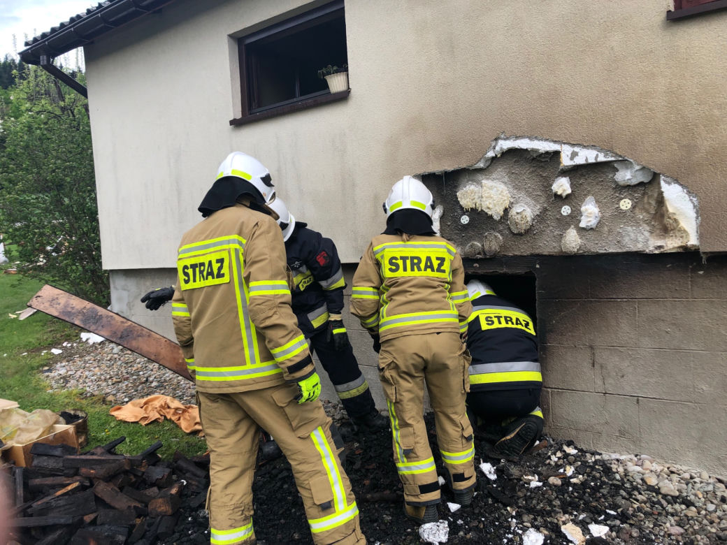 Tragiczny pożar w Ptaszkowej. Starsza kobieta została uwięziona w płonącym domu