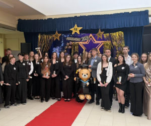 Dzień pełen emocji i wzruszeń. Maturzyści Baczyńskiego w Starachowicach żegnają szkołę