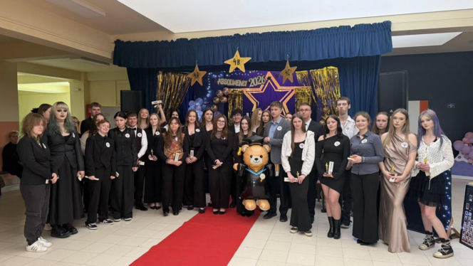 Dzień pełen emocji i wzruszeń. Maturzyści Baczyńskiego w Starachowicach żegnają szkołę