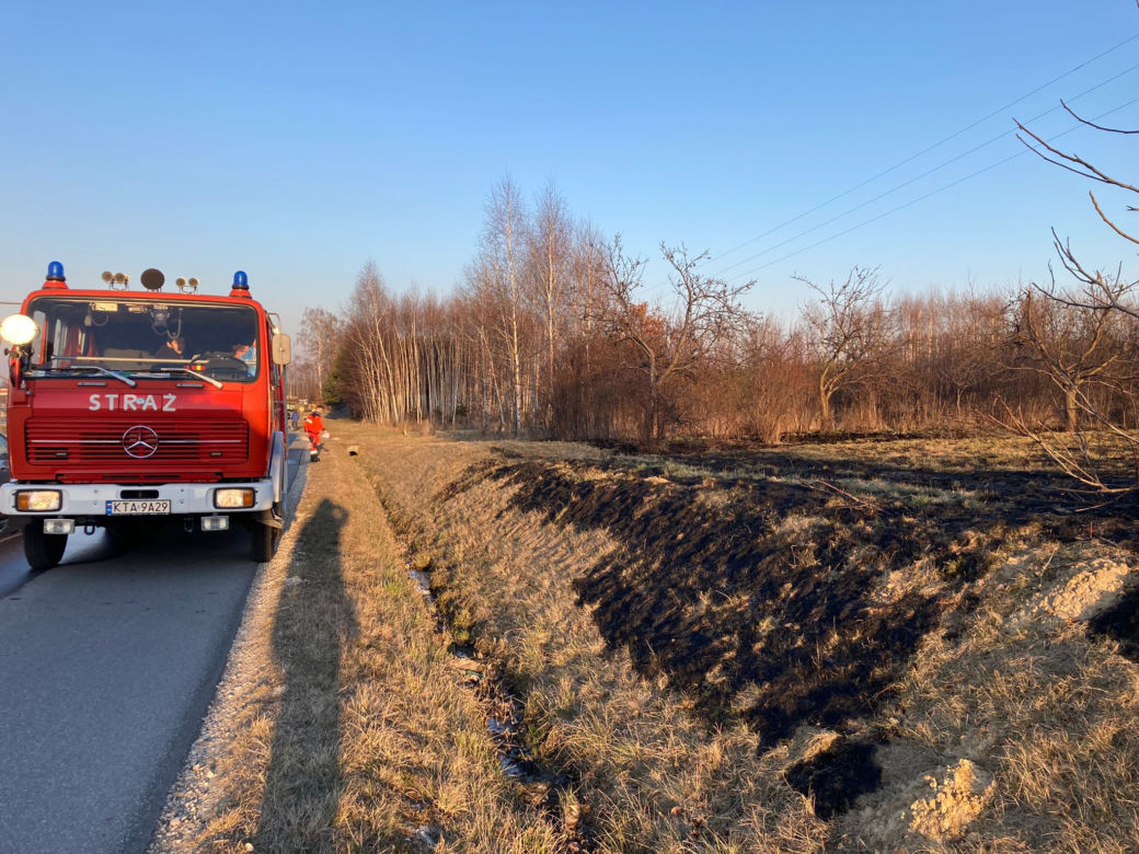 Pożar trawy w Zaczarniu. Nie żyje mężczyzna