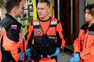 Na sygnale, odcinek 819: wezwanie do nieprzytomnej dziewczyny zatrzaśniętej w mieszkaniu nagle się komplikuje