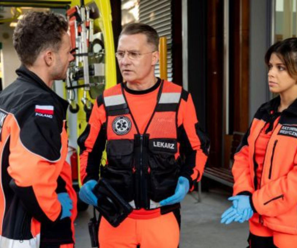 Na sygnale, odcinek 819: wezwanie do nieprzytomnej dziewczyny zatrzaśniętej w mieszkaniu nagle się komplikuje