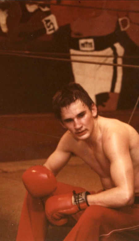 Charytatywne morsowanie na plaży w Jurowcach. Legendarny kickboxer potrzebuje pomocy