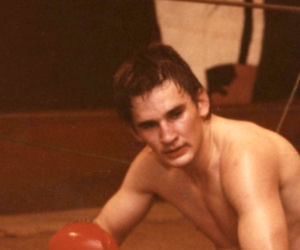 Charytatywne morsowanie na plaży w Jurowcach. Legendarny kickboxer potrzebuje pomocy