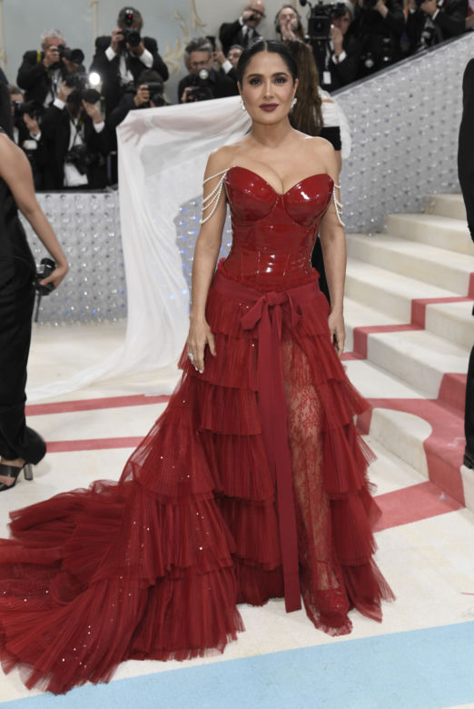 Tak 56-letnia Salma Hayek świętuje dzień bikini. Macha biustem do aparatu, fani wzruszeni