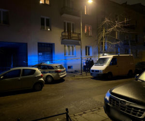 Tragedia w Warszawie. Wyszedł na oblodzony balkon, poślizgnął się i spadł. Nie żyje