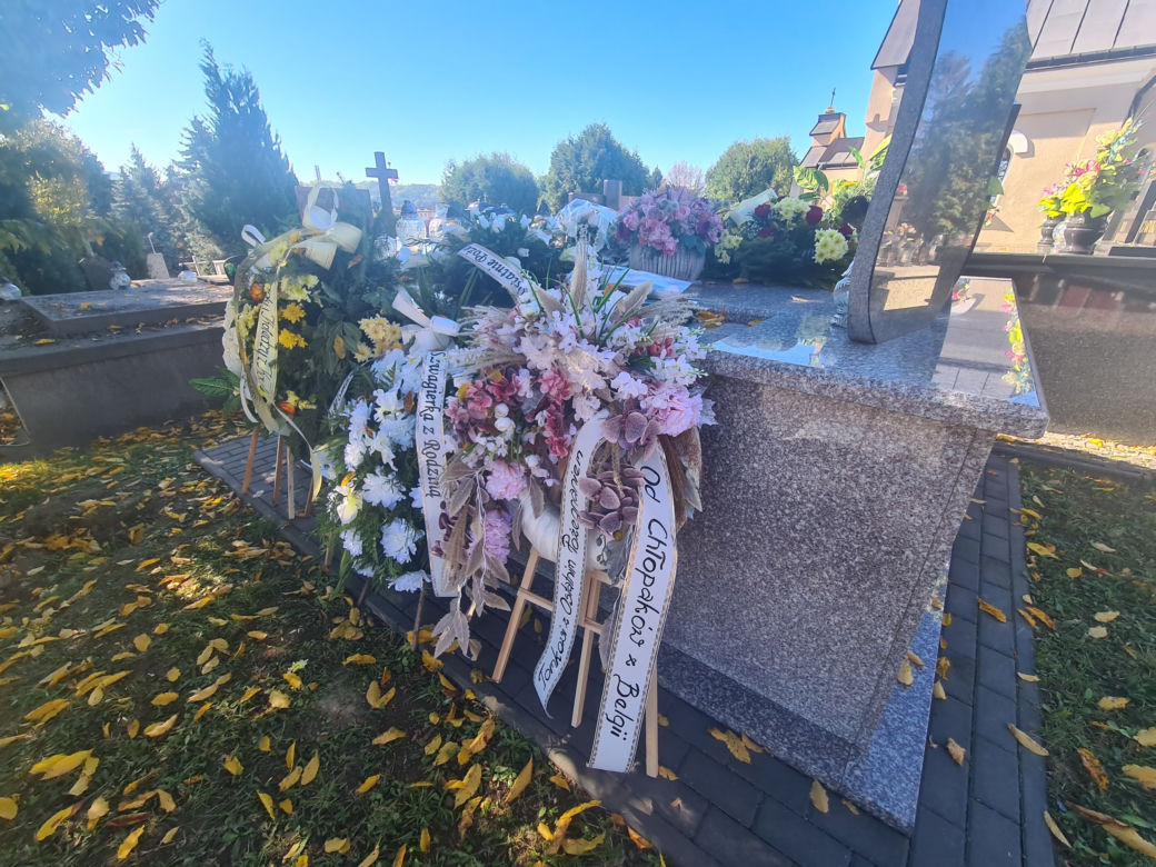 Tomasz zginął w tragicznym wypadku BMW w Dobrzechowie.  Jego grób tonie w morzu kwiatów [GALERIA]