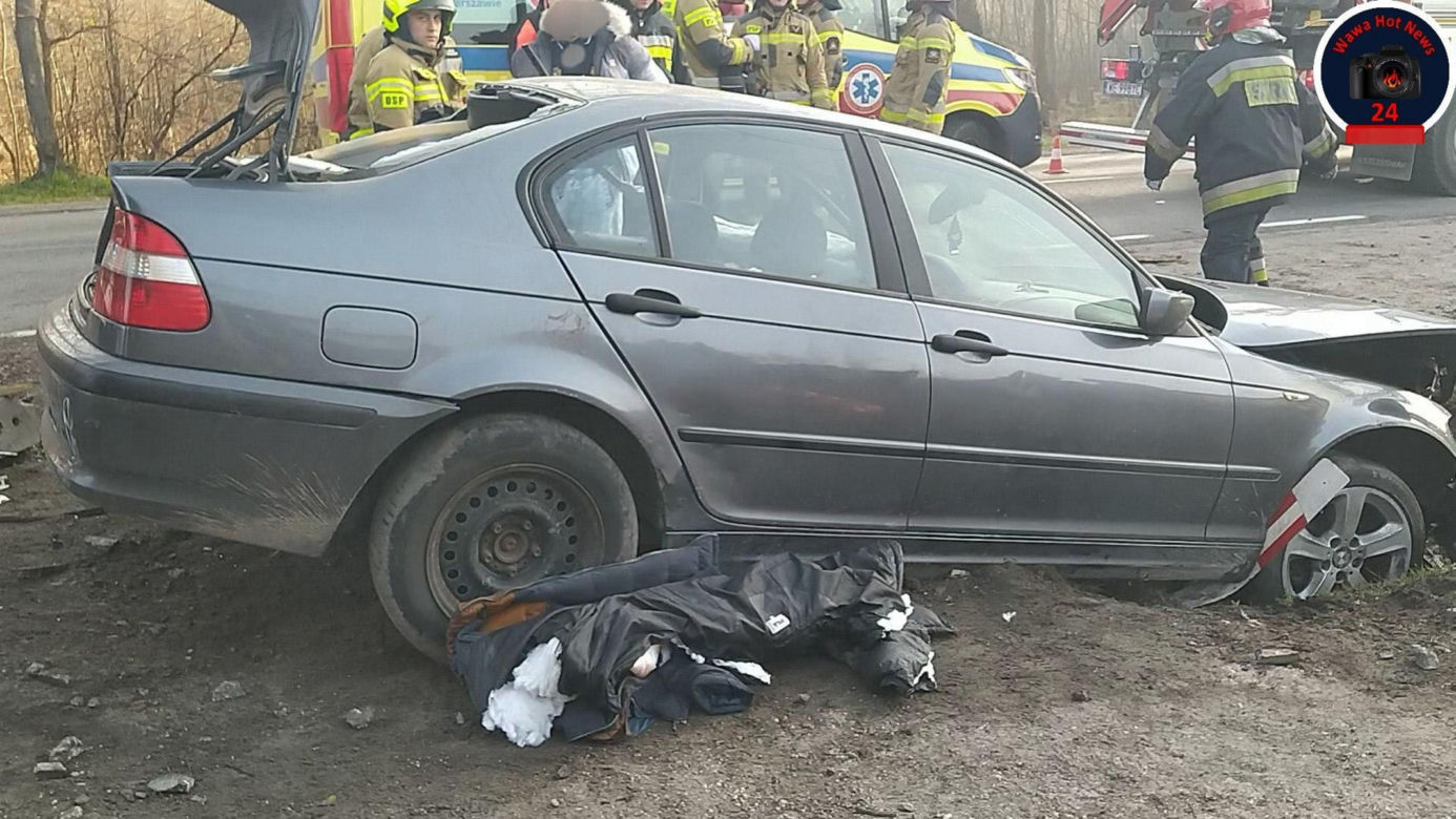 Tragedia w Tomicach. Jechali bez pasów, betonowy słup pękł jak zapałka. Są zarzuty dla młodego kierowcy