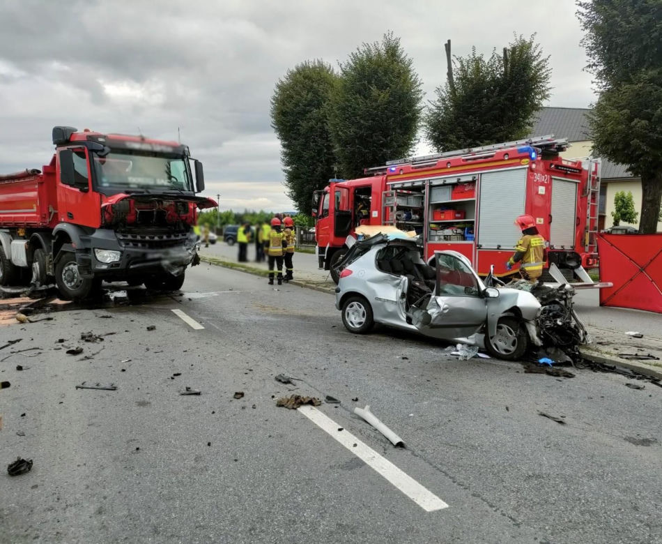 Świniarsko. Tragiczne zderzenie osobówki z ciężarówką. Nie żyje młody kierowca peugeota