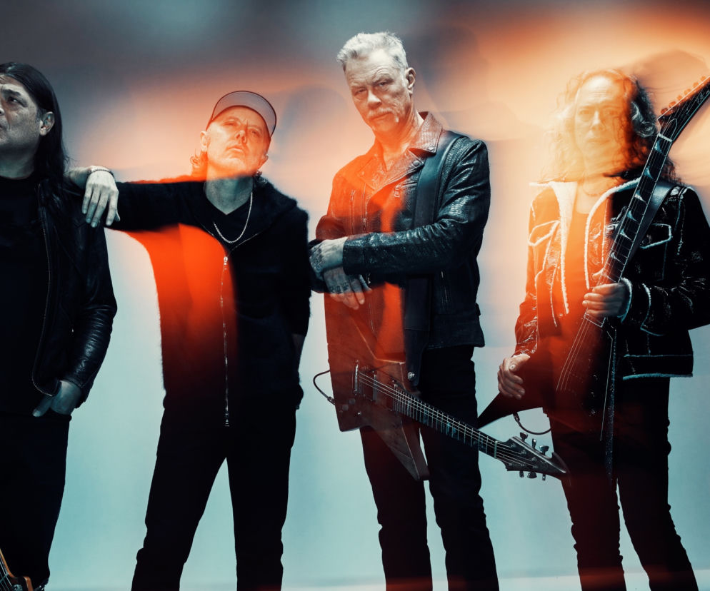 Czterej członkowie zespołu Metallica z instrumentami na artystycznym zdjęciu. O historii Grammy przeczytasz na EskaRock.