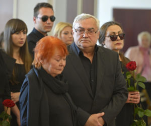 Iga Cembrzyńska na pogrzebie Andrzeja Kondratiuka