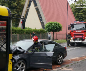 Czołowe zderzenie osobówki z autobusem miejskim!