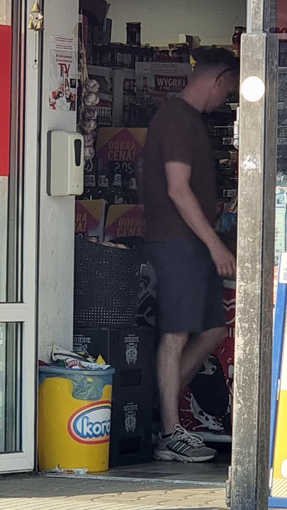 Marcin Mroczek bawi się samolotem