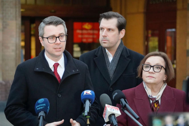 Konferencja prasowej PiS pod Halą Mirowską w Warszawie