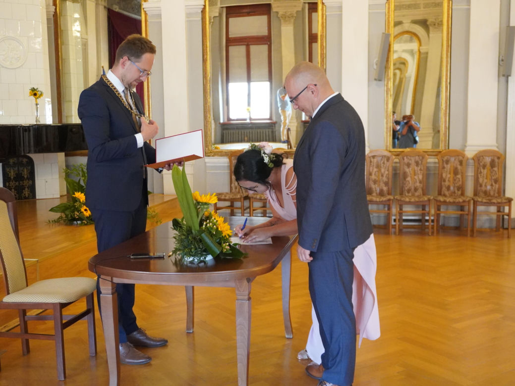 Prezydent Tarnowa udzielił ślubu. Anna i Mariusz powiedzieli sobie „tak” w Sali Lustrzanej
