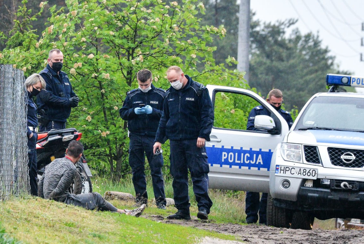 Pijany motocyklista uciekł przez las. Złapała go policja