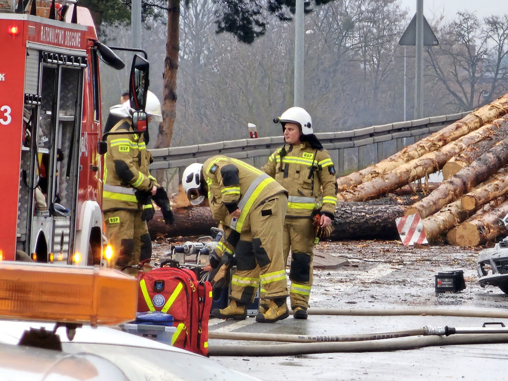 Kłody drewna spadły na samochody Poważny wypadek na DK11