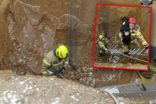 Piesek wpadł do głębokiego wykopu. Bohaterscy strażacy natychmiast ruszyli z pomocą