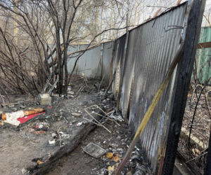 Dym nad centrum handlowym w Warszawie