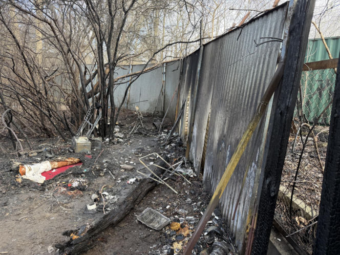 Dym nad centrum handlowym w Warszawie