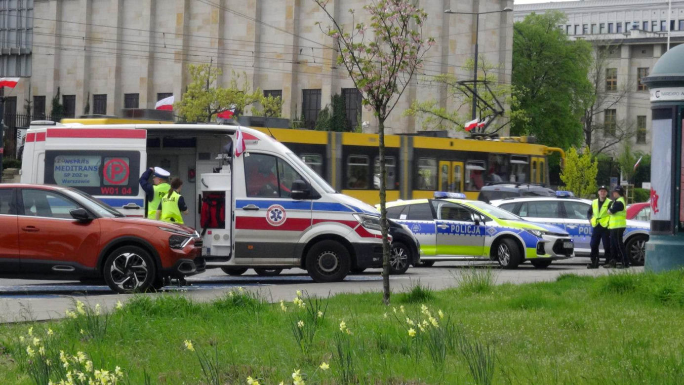 Warszawa. Ruszył z siekierą na policjantów przy Moście Poniatowskiego! Jest nagranie [WIDEO]
