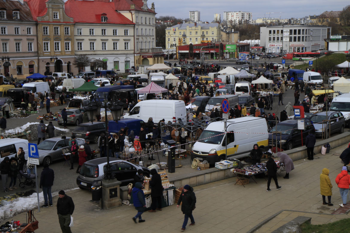 Styczniowa giełda staroci na placu Zamkowym w Lublinie
