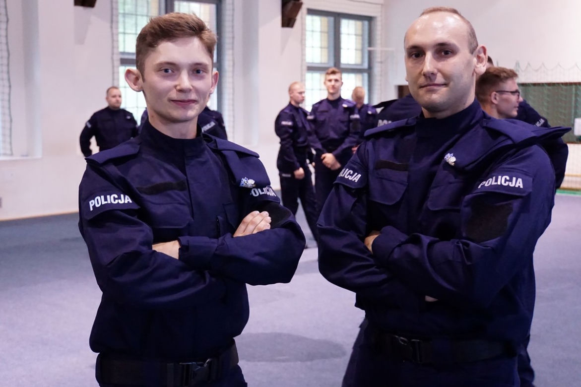 Ślubowanie nowych policjantów w Olsztynie. W szeregi wstąpiło 24 funkcjonariuszy [ZDJECIA]