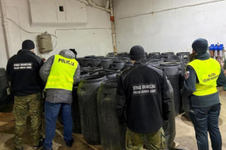 Nalot służb w Suwałkach. W magazynach odkryli rzekę nielegalnego alkoholu