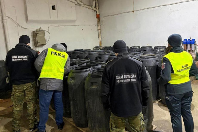 Nalot służb w Suwałkach. W magazynach odkryli rzekę nielegalnego alkoholu