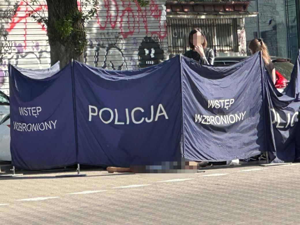  Makabra na Ochocie. Zwłoki w luksusowym białym Porsche. Na miejscu prokurator